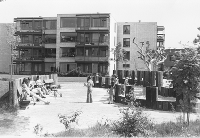 502980 Gezicht op de speelplaats bij de experimentele woningen aan de Sao Paulodreef te Utrecht.